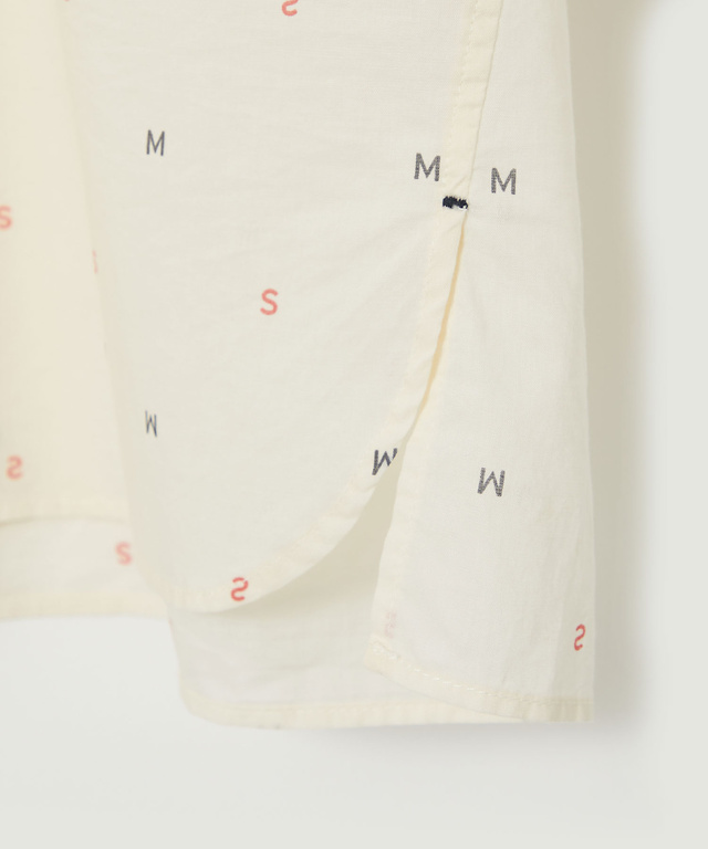 ロゴプリント サイドスリット ブラウス